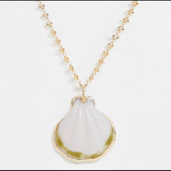Jewelry - Oversized Sea Shell Necklace